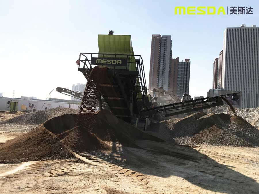 美斯達(dá)移動(dòng)破碎機(jī)現(xiàn)場(chǎng)施工中 美斯達(dá)移動(dòng)破碎機(jī)現(xiàn)場(chǎng)施工中
